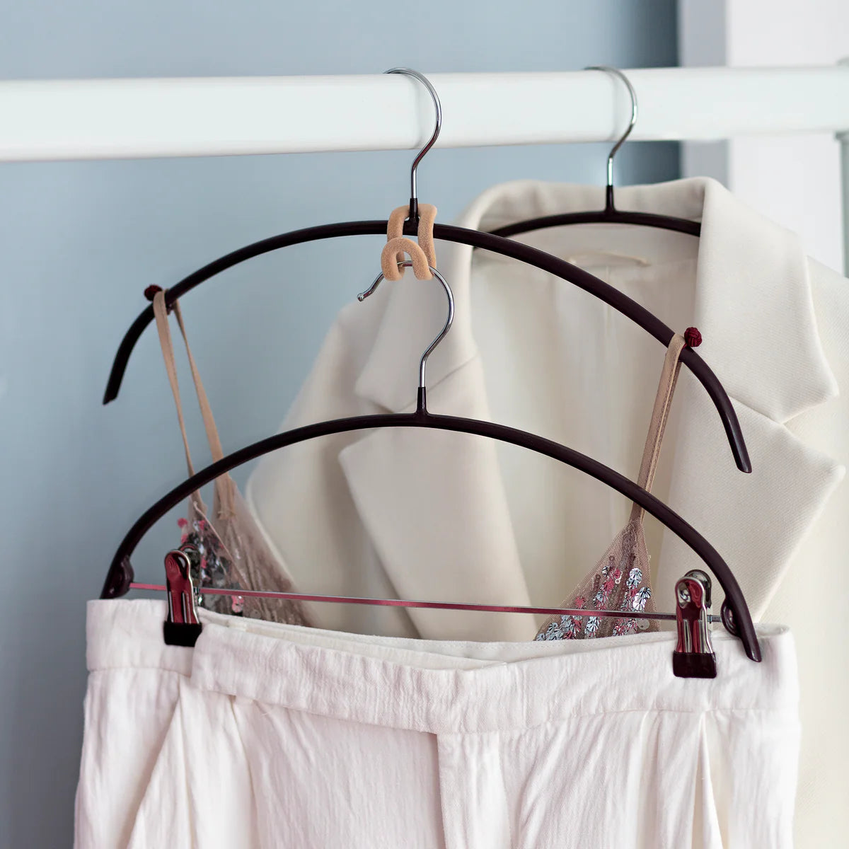anti-slip hangers with clips (Set of 2)